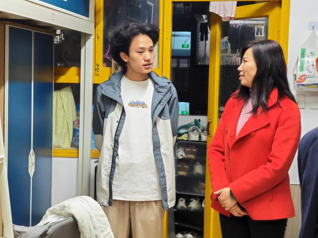 4.7 党委书记深入员工寝室 1